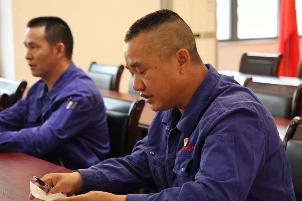 黨員立潮頭，領(lǐng)跑當(dāng)先鋒｜王發(fā)根：水火交融鑄就百煉成鋼