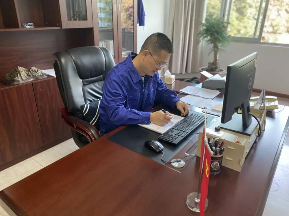 黨員立潮頭，領(lǐng)跑當(dāng)先鋒之十｜湯勇華：企業(yè)與職工的“潤(rùn)滑劑”